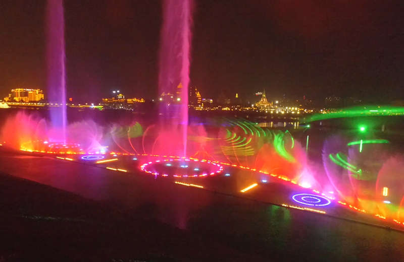 漂浮式音樂噴泉點亮城市夜空，文旅夜游聚焦噴泉水舞秀